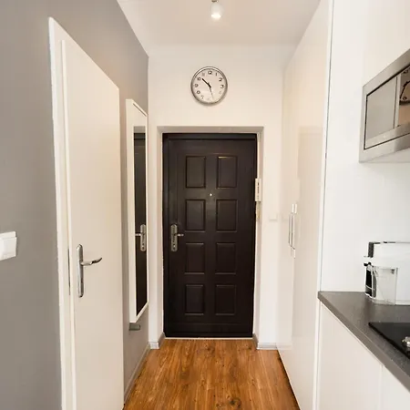 Cozy Next To The Metro And Center Apartment