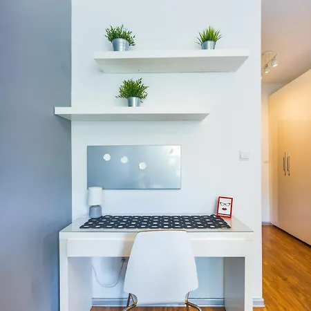 Cozy Next To The Metro And Center Apartment